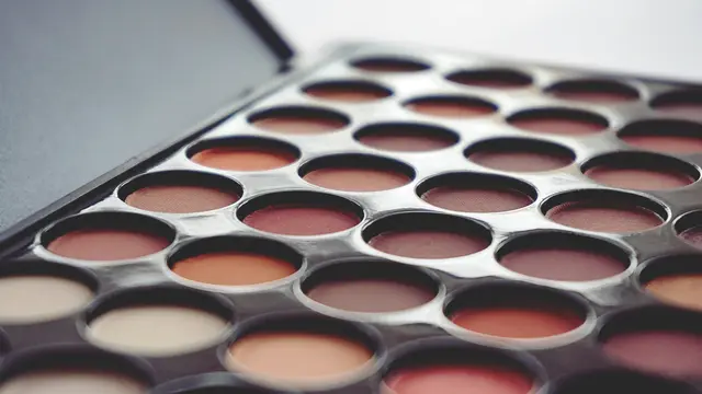 Panduan Soft Eye Makeup dengan Glossy Lip yang Awet dan Terlihat Flawless