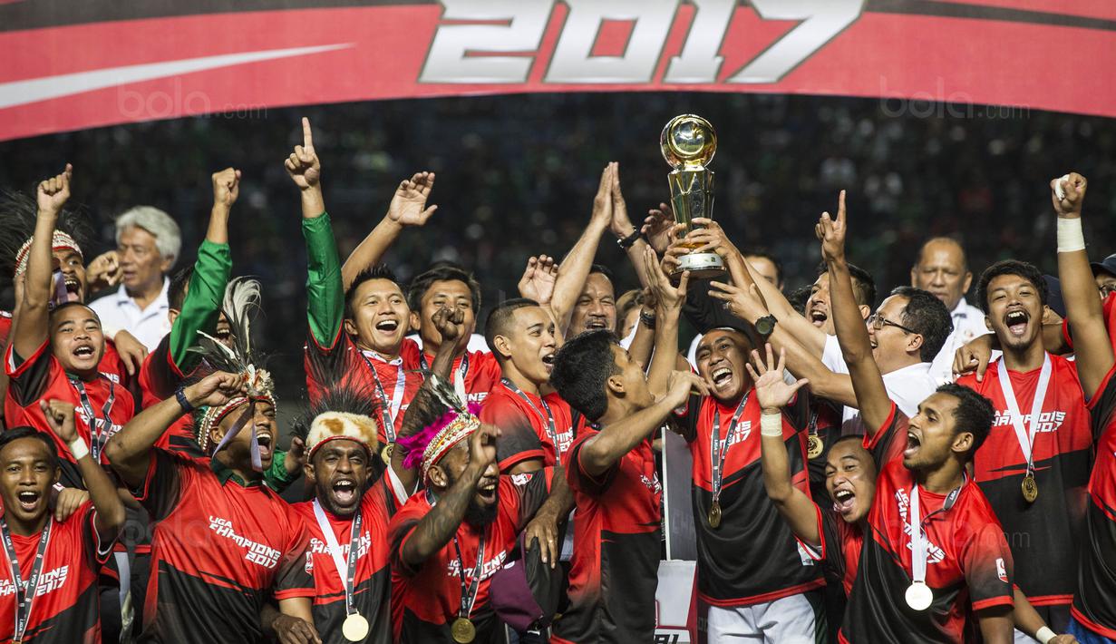 Kapten Persebaya, Rendi Irawan, mengangkat piala usai mengalahkan PSMS pada laga final Liga 2 di Stadion GBLA, Bandung, Selasa (28/11/2017). PSMS kalah 2-3 dari Persebaya. (Bola.com/Vitalis Yogi Trisna)