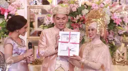 Ben Kasyafani dan Nesyana Ayu Nabila menerima kado ulang tahun pada repsepsi pernikahan kedua Ben di Mega Kuningan, Jakarta, Sabtu (30/7). Ben Kasyafani dan Ines, sapaan Nesyana Ayu, sama-sama berulang tahun pada bulan Juli. (Liputan6.com/Herman Zakharia)