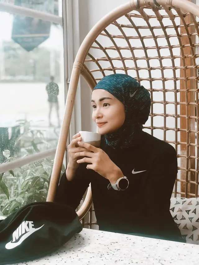 Tampil Tertutup dan Behijab, Ini 7 Gaya Sporty Soraya Larasati