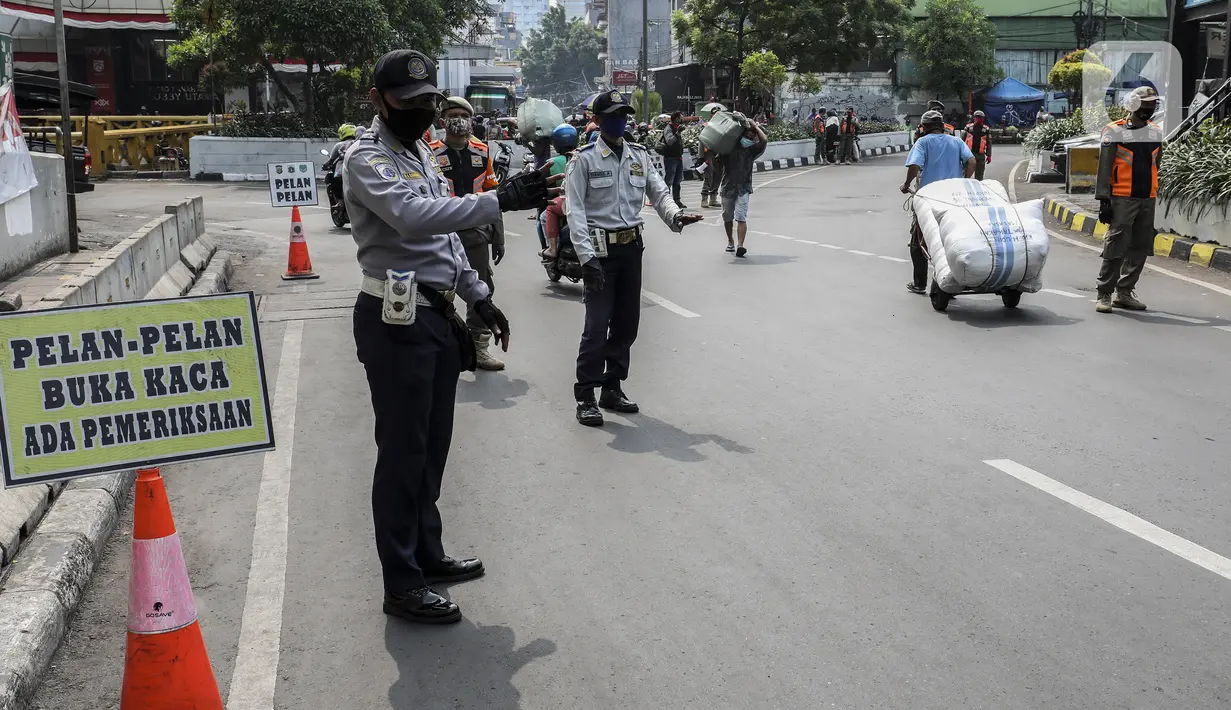 Petugas menggelar razia penerapan Pembatasan Sosial Berskala Besar (PSBB) kepada warga yang tidak menggunakan masker di wilayah Tanah Abang, Jakarta, Senin (14/9/2020). Razia tersebut guna menekan kasus penyebaran COVID-19 di Jakarta pada masa PSBB. (Liputan6.com/Johan Tallo)