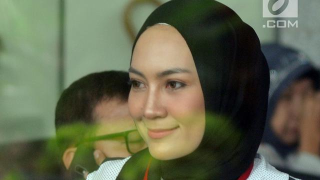 Sempat Mangkir, Model Cantik Steffy Burase Sambangi KPK