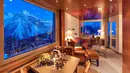 Tschuggen Grand Hotel di Swiss merupakan penginapan dengan bangunan yang sangat unik, dimana Atapnya memiliki serangkaian segmen berwarna yang menonjol terhadap karpet putih salju. hotel ini memiliki 130 kamar dan lima restoran. (Dailymail)