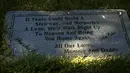 Sebuah pesan terlihat di dekat lokasi nisan kuburan anjing keluarga di Memorial Park in Aspen Hill, Maryland, 25 Agustus 2015. Didirikan sejak tahun 1921, lebih dari 50.000 hewan dimakamkan di tempat ini. (REUTERS/Gary Cameron)