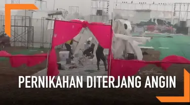 Sebuah pernikahan di Thailand terpaksa ditunda karena diterjang angin kencang disertai hujan. Padahal segala persiapan pernikahan seperti tenda dan panggung telah siap dipasang.