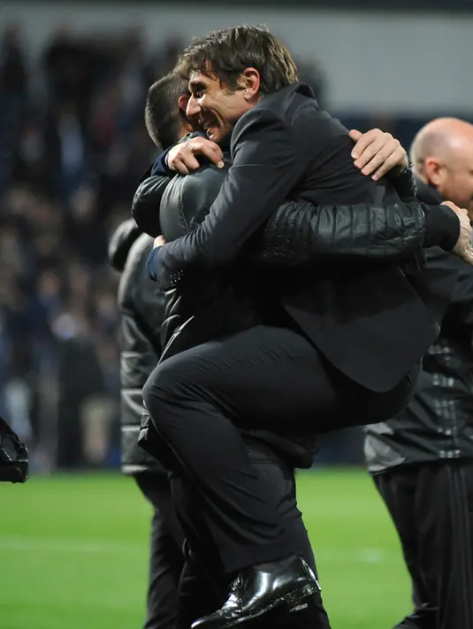 Pelatih Chelsea asal Italia, Antonio Conte berpelukan dengan staffnya usai pertandingan melawan West Bromwich Albion di Liga Inggris di Hawthorns (12/5). Conte memenangi Premier League bersama Chelsea di musim perdananya di Inggris. (AP Photo/Rui Vieira)
