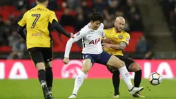 Pemain Tottenham, Son Heung-min (tengah) berusaha keluar dari kepungan dua pemain Newport pada laga Piala FA di Wembley Stadium, London, (7/2/2018). Tottenham menang 2-0. (AP/Alastair Grant)