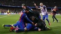 Para pemain Barcelona merayakan kemenangan atas PSG pada leg kedua Babak 16 Besar Liga Champions di Camp Nou stadium, Barcelona, (8/3/2017). Barcelona menang 6-1. (AP/Emilio Morenatti)