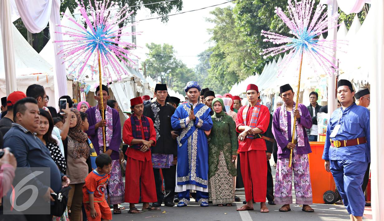Warga meramaikan Festival Palang Pintu 2016 di Kemang, Jakarta, Sabtu (28/5). Festival tersebut dimeriahkan tari-tarian, musik, kebudayaan Betawi Samrah, hingga Sohibul Hikayat. (Liputan6.com/Immanuel Antonius)