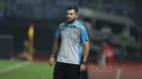 Pelatih Bhayangkara, Simon McMenemy mendampingi timnya melawan Persib Bandung pada laga Liga 1 2017 di Stadion Patriot, Bekasi, Minggu (04/06/2017). (Bola.com/Nicklas Hanoatubun)
