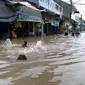 Hujan yang mengguyur Kota Tangerang semalaman membuat Komplek Kunciran Mas Permai, Pinang banjir.