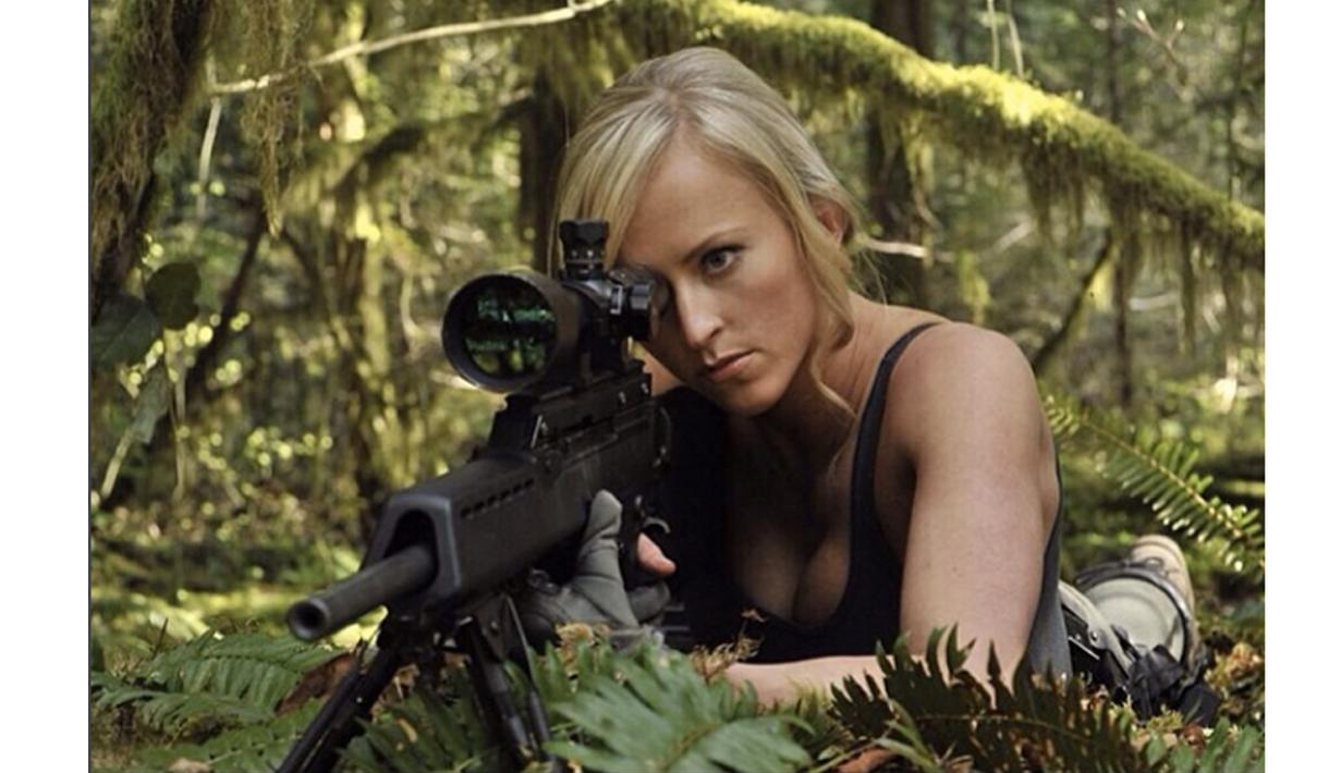 Summer Rae juga terjun di dunia film saat memerankan Rachel Dawes pada film The Marine 4 : Moving Target. (Bola.com/Instagram/daniellemoinet)