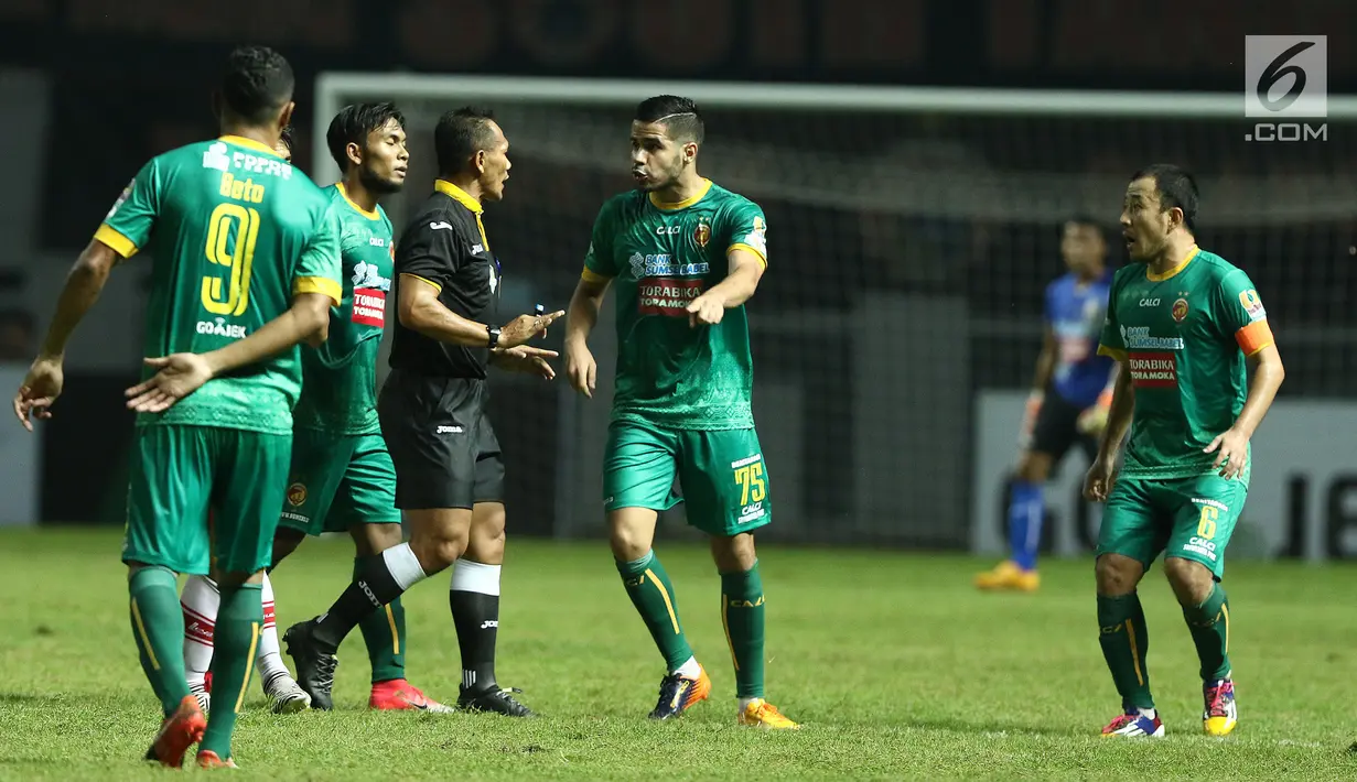 Pemain Sriwijaya FC melakukan protes kepada wasit Dodi Setia P saat melawan Persija di lanjutan Liga 1 Indonesia di Stadion Wibawa Mukti, Cikarang Kab Bekasi, Jumat (16/6). Persija unggul 1-0. (Liputan6.com/Helmi Fithriansyah)