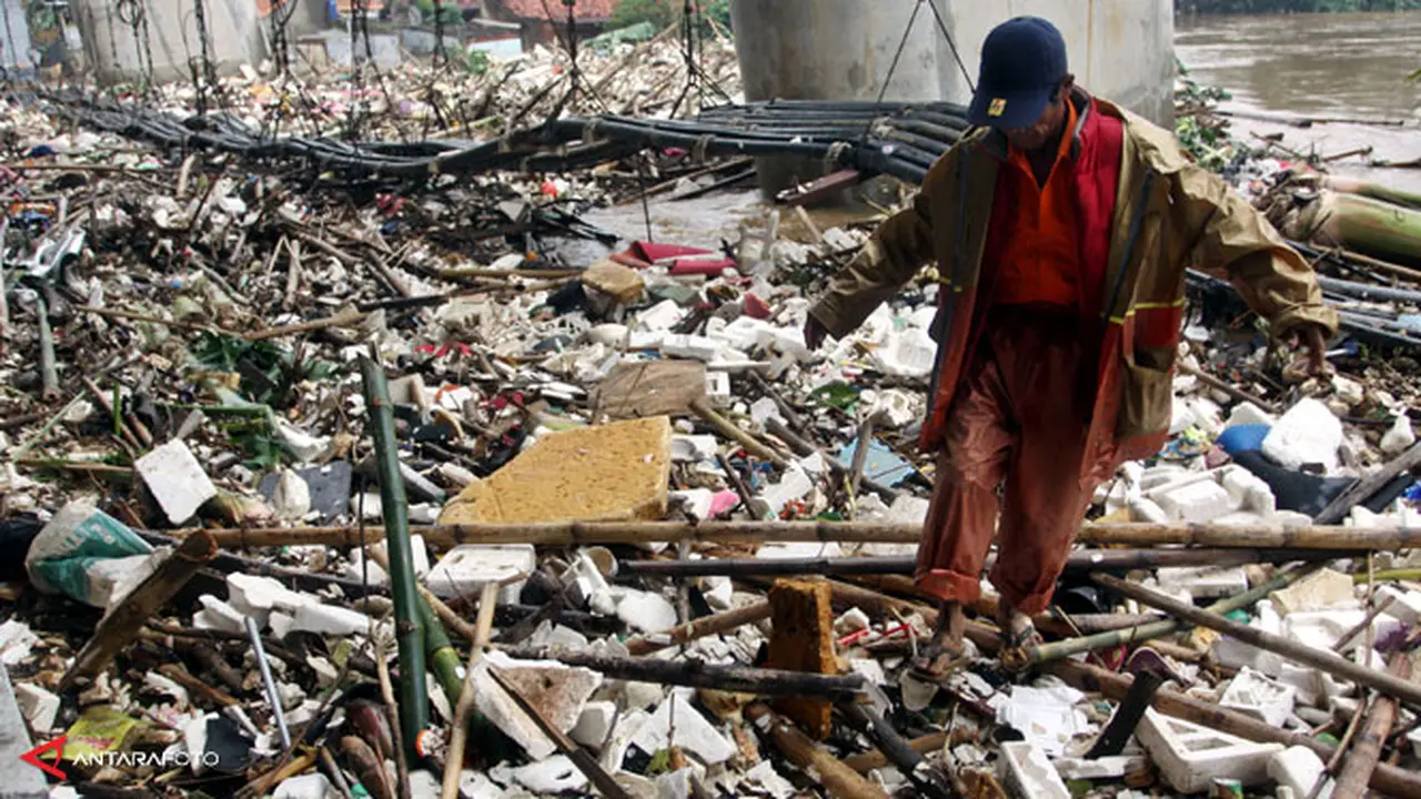 rawajati-sampah-antara-140122b.jpg
