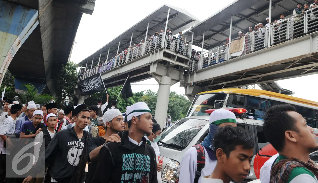 Selain lewat JPO, sejumlah peserta aksi langsung melintas di jalan di kawasan Pasar Baru, Jakarta, Jumat (2/12). Aksi berjalan lancar dan damai. (Liputan6.com/Helmi Afandi)