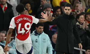 Manajer Arsenal asal Spanyol Mikel Arteta (kanan) memberi isyarat kepada gelandang Arsenal asal Inggris Myles Lewis-Skelly (kiri) saat ia meninggalkan pertandingan, yang digantikan selama pertandingan sepak bola Liga Primer Inggris antara Arsenal dan Manchester City di Stadion Emirates di London pada 2 Februari 2025.Glyn KIRK / AFP