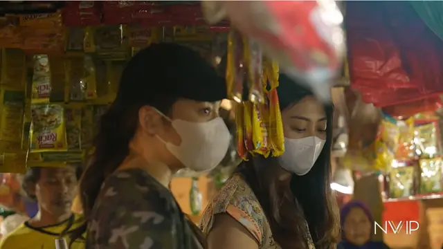 Nikita Willy dan Winona belanja di pasar tradisional. (Foto: YouTube/Nikita Willy Official)