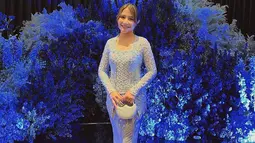Saat menghadiri pernikahan Belva Devara dan Sabrina Anggraini, produser film Ku Kira Kau Rumah ini terlihat anggun dalam balutan kebaya berwarna biru muda. Senyumnya yang khas bikin siapapun mengagumi Prilly Latuconsina.(Liputan6.com/IG/@prillylatuconsina96)