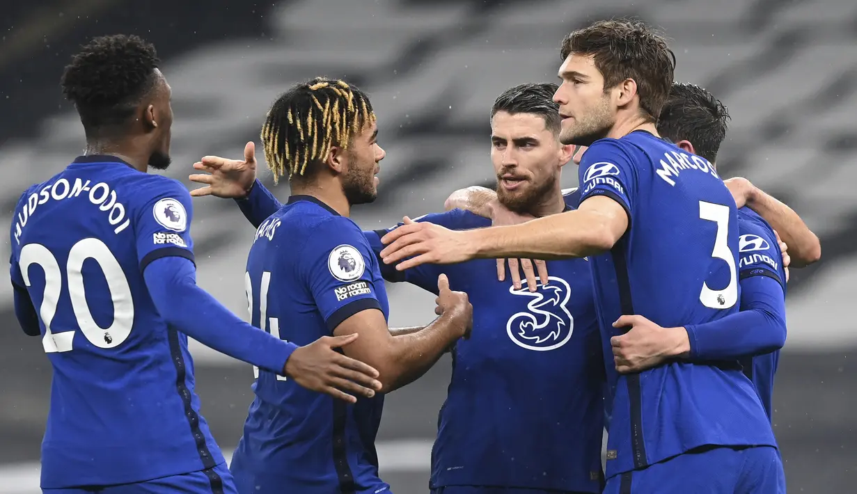 Para pemain Chelsea merayakan gol yang dibuat gelandang Jorginho (tengah) ke gawang Tottenham Hotspur dalam laga lanjutan Liga Inggris 2020/21 pekan ke-22 di Tottenham Hotspur Stadium, London, Kamis (4/2/2021). Chelsea menang 1-0 atas Tottenham Hotspur. (AFP/Neil Hall/Pool)