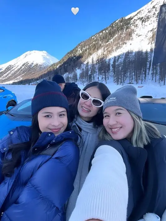 Menikmati cuaca yang dingin di Italia, Maudy Ayunda tampil stylish dengan jaket tebal berwarna biru. Ia pun tampil keren dan menawan yang menuai banyak pujian dari para penggemarnya di media sosial. (Liputan6.com/IG/@maudyayunda)