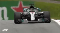 Pembalap Mercedes, Lewis Hamilton, mengukir waktu lap tercepat pada latihan bebas pertama F1 GP Austria, Jumat (29/6/2018). (Twitter/F1)