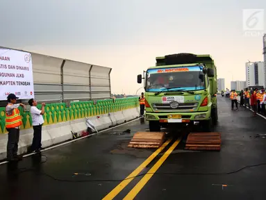 Sebuah truk melintas di Koridor 13 Transjakarta Tendean - Ciledug saat uji kelayakan, Jakarta, Kamis (20/7). Pengujian dilakukan untuk mengetahui ketahanan konstruksi jalan layang Koridor 13 yang direncanakan segera beroperasi. (Liputan6.com/Angga Yuniar)