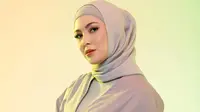 Sejak memutuskan untuk berhijab, si cantik Ratna Galih semakin memukau dan modis dalam berbusana. Gaya hijab yang dikenakannya selalu simple dan kekinian, bahkan menginspirasi para wanita berhijab. (Instagram/ratnagalih)