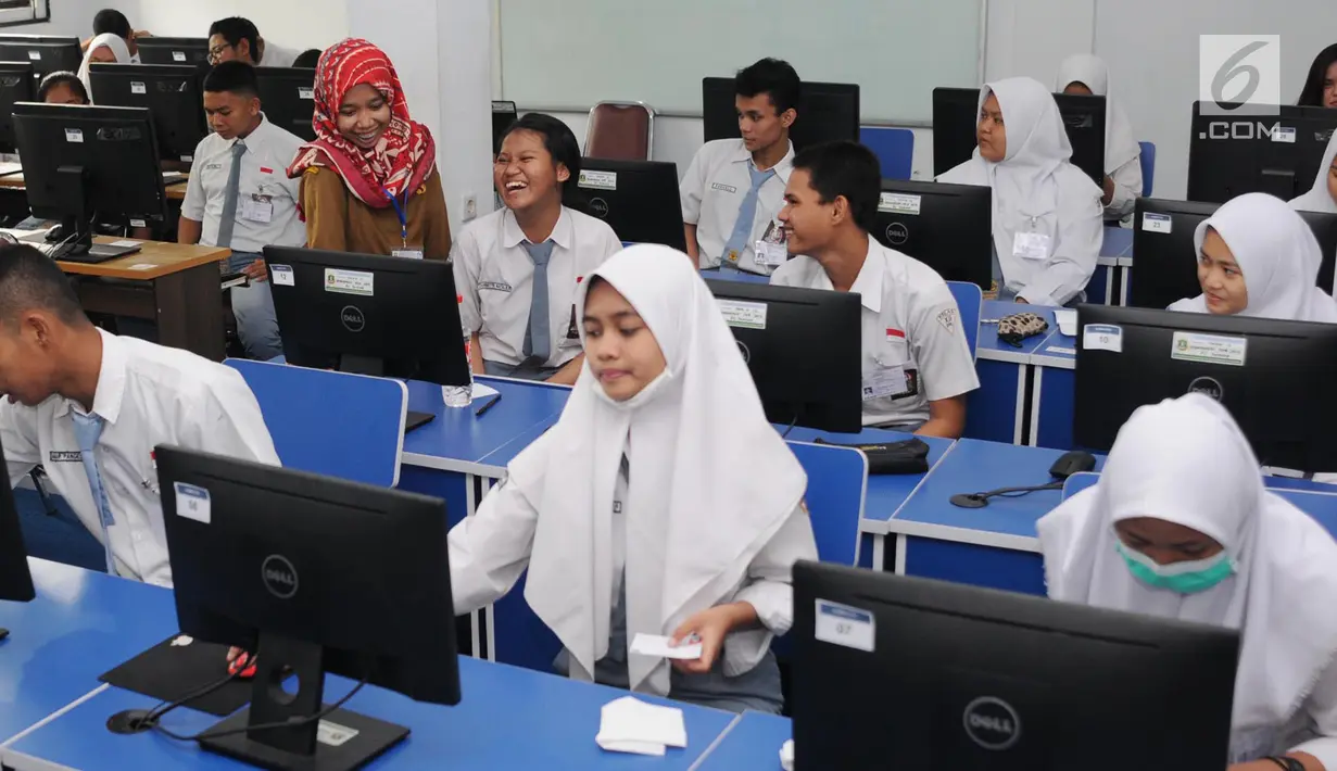 Sejumlah siswa mengikuti ujian nasonal berbasis komputer (UNBK) di SMA 12 Cilenggang, Serpong, Tangerang, Senin (9/4). Sebanyak 1.983.568 siswa SMA dan MA di Tanah Air mengikuti UNBK. (Merdeka.com/Arie Basuki)