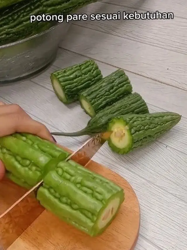 Memotong pare (Sumber: TikTok/@trihartatiiii)