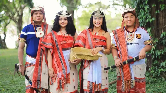 Krisdayanti dan Keluarga Tampil Dibalut Baju Adat Timor Leste