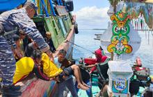 TNI AL Bantu Evakuasi Korban Kebakaran KM Anugrah Indah di Perairan Sumbawa Lombok