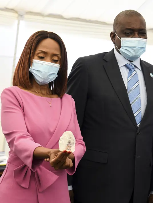 Ibu Negara Botswana Neo Masisi memegang berlian permata 1.098 karat di Gaborone, Rabu (16/6/2021). Belum ada keputusan apakah batu berlian yang disebutnya langka dan luar biasa itu akan dijual melalui De Beers atau lewat perusahaan milik pemerintah, Okavango Diamond Company. (Monirul Bhuiyan/AFP)