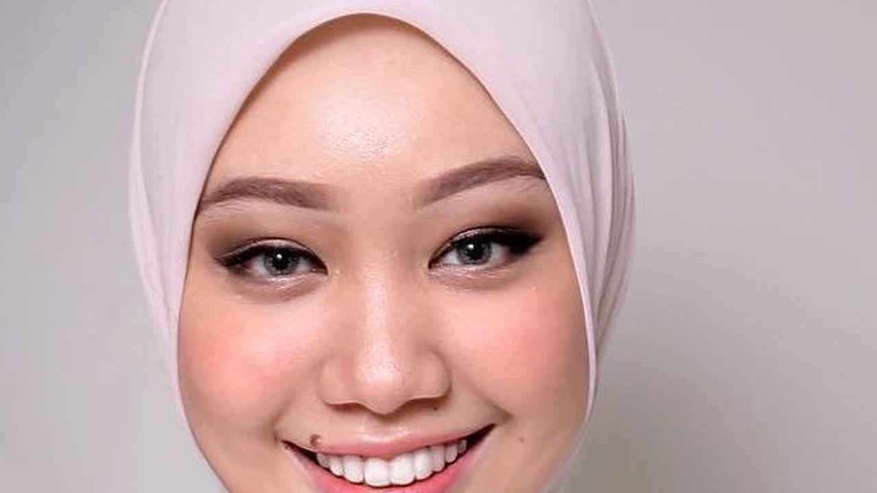 Soal pendidikannya, Vina merupakan lulusan Universitas Padjajaran (Unpad) dengan mengambil jurusan pertanian pada tahun 2010 dan lulus pada pada 2014 lalu.