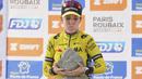 Ekspresi keberatan pembalap Team Visma-Lease, Pauline Ferrand-Prevot saat menjunjung trofi kemenangan Paris Roubaix Femmes 2025 pada Sabtu (12/04/2025) waktu setempat. Perlombaan tersebut menempuh 148,5 km dari Denain hingga Roubaix, Prancis. (AP Photo/Thibault Camus)