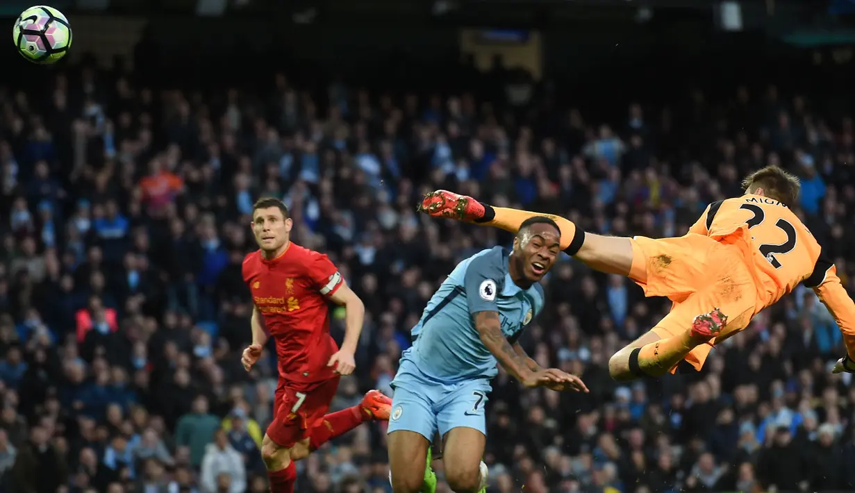 Gelandang Manchester City, Raheem Sterling, berusaha membobol gawang Liverpool yang dijaga Simon Mignolet. Tertinggal 0-1 membuat tuan rumah, The Citizens kembali tampil menyerang menggempur pertahanan The Reds. (AFP/Paul Ellis)