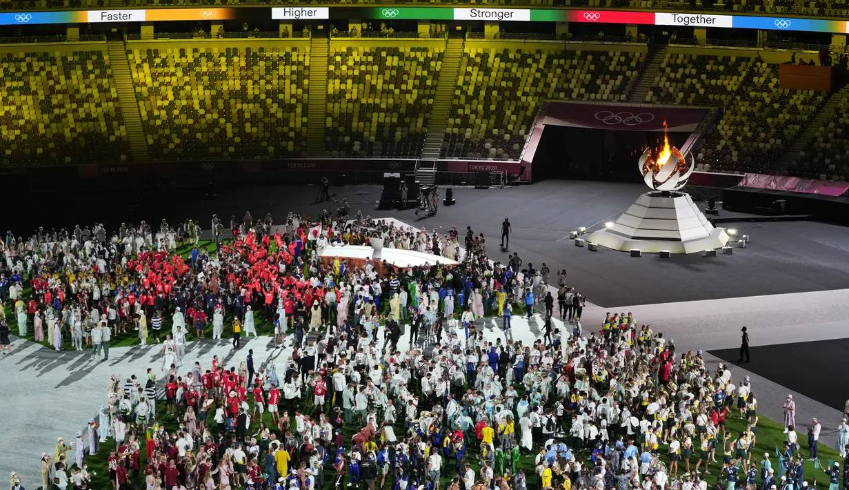 Para atlet tiba untuk upacara penutupan Olimpiade Tokyo 2020 di Stadion Olimpiade, Tokyo, Jepang, Minggu (8/8/2021). Olimpiade Tokyo 2020 resmi ditutup. (AP Photo/Lee Jin-man)