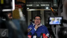 Pengacara Abdul Azis alias Daeng Azis, Razman Arif Nasution memberikan keterangan di Polda Metro Jaya, Jakarta, Jumat (26/2). Daeng Azis yang ditetapkan sebagai tersangka kasus prostitusi kembali mangkir dalam panggilan kedua. (Liputan6.com/Johan Tallo)