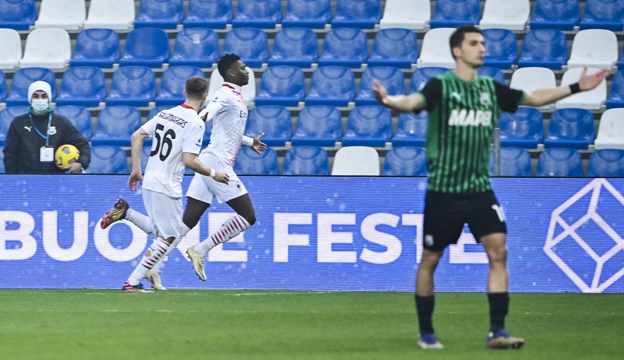 Rafael Leao. Sayap kiri Portugal berusia 23 tahun yang sejak awal musim 2019/2020 membela AC Milan ini menjadi pencetak gol tercepat di seluruh 5 liga top Eropa. Ia melakukannya saat laga antara AC Milan melawan Sassuolo di pekan ke-13 Liga Italia musim 2019/2020 (20/12/2020) baru berjalan 6,3 detik dari kickoff. Laga pun akhirnya dimenangkan AC Milan dengan skor 2-1. (AFP/Alberto Pizzoli)