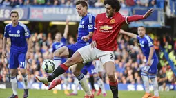 Marouane Fellaini beradu bola dengan Cesar Azpilicueta 
