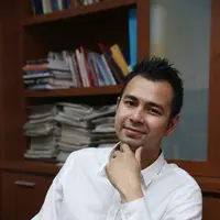 Datang pada pukul 13.10 WIB ditemani Camelia Malik dan juga tim program televisi swasta. Ia Mengakui kesalahannya dan kekhilafan yang melukai perasaan wartawan. (Nurwahyunan/Bintang.com)