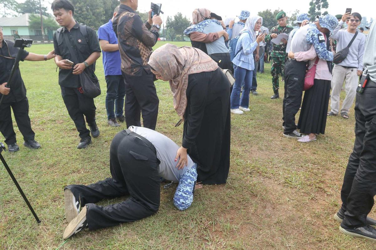 Pelajar 'Lulus' Pendidikan Barak Militer Dedi Mulyadi Langsung Sujud di Kaki Ibu