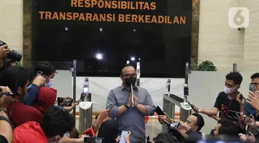 Kadiv Humas Polri Irjen Dedi Prasetyo memberikan keterangan terkait kabar penangkapan dan penahanan terhadap Irjen Ferdy Sambo di Mabes Polri, Jakarta Selatan, Sabtu (6/8/2022). Dedi Prasetyo membenarkan bahwa Irjen Ferdy Sambo dibawa ke Mako Brimob, Kelapa Dua, Depok, Sabtu malam lantaran diduga melanggar prosedur dalam penanganan kasus kematian Brigadir Nofriansyah Yosua Hutabarat alias Brigadir J. (Liputan6.com/Herman Zakharia)