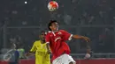Gelandang Persija, Amarzukih (depan) menahan bola atas saat laga lanjutan Torabika Soccer Championship presented by IM3 Ooredoo melawan Semen Padang di Stadion GBK, Jakarta, Minggu (8/5/2016). Persija unggul 1-0. (Liputan6.com/Helmi Fithriansyah)
