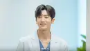 Yeo Jung Woo menarik perhatian dengan senyum lembutnya saat seragam dokter. Sebagai kepala klinik operasi plastik, dia adalah individu yang memikat pasien dan staf serta masyarakat umum karena wajahnya yang tampan, sopan dan keterampilannya yang luar biasa. (Foto: Instagram/ jtbcdrama)