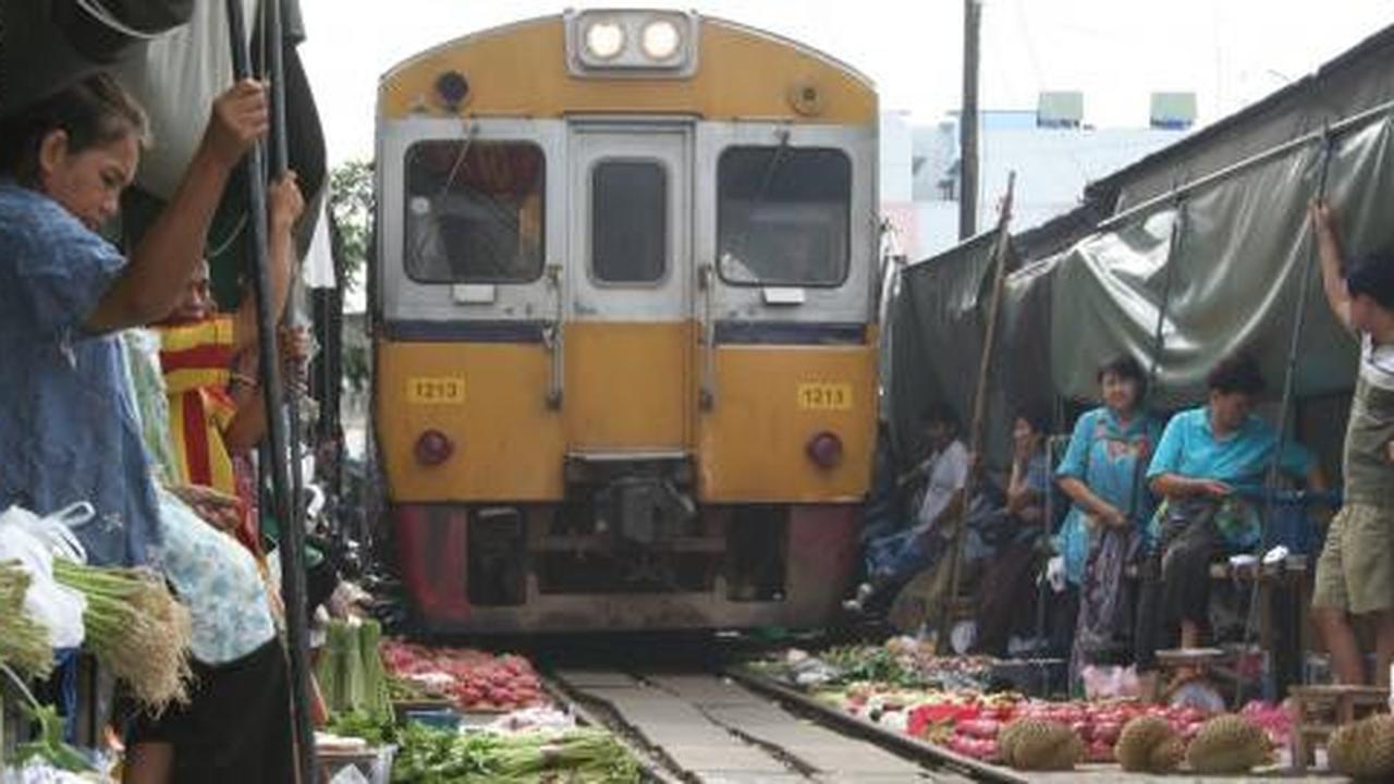 Maeklong, pasar nekat yang buka di rel kereta api