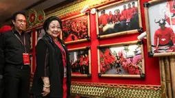 Ketua Umum PDI Perjuangan Megawati Soekarnoputri melihat pameran foto di lobi Inna Grand Bali Beach Hotel, Denpasar, Jumat (9/8/2019). Pameran foto bertema 'Kepemimpinan dan Kerakyatan Bersama PDI Perjuangan' menampilkan 25 foto terbaik karya perwarta foto. (Liputan6.com/Johan Tallo)