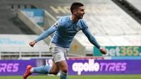 Gelandang Manchester City, Ferran Torres melakukan selebrasi usai mencetak gol keempat timnya ke gawang Newcastle United dalam laga lanjutan Liga Inggris 2020/2021 pekan ke-36 di St James' Park, Newcastle, Jumat (14/5/2021). Manchester City menang 4-3 atas Newcastle. (AFP/Scott Heppell/Pool)
