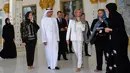 Istri Presiden Prancis, Brigitte Macron (ketiga kanan) mengunjungi Masjid Sheik Zayed di Abu Dhabi, Kamis (9/11). Di masjid tersebut, Brigitte terlihat mengenakan penutup kepala bermotif leopard dan melepas sepatu. (Giuseppe CACACE / AFP)