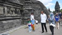Presiden Jokowi mengajak dua cucu pertama, Jan Ethes dan La Lembah Manah berwisata edukasi di Candi Prambanan. (Foto: Biro Pers Sekretariat Presiden)