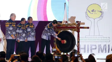 Presiden Jokowi memukul gong saat pembukaan Sidang Dewan Pleno II dan Rapimnas HIPMI di Tangerang, Banten, Rabu (7/3). Rapimnas mengusung tema 'Redistribusi Ekonomi dan Peran Pengusaha Muda dalam Memperkokoh Daya Saing Bangsa'. (Liputan6.com/Angga Yuniar)